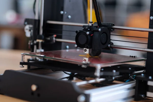 Primo piano di una moderna stampante 3D — Foto Stock