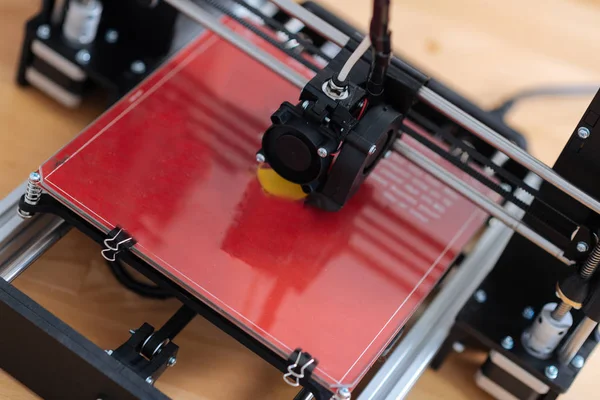 Primer plano de una impresora 3D trabajando — Foto de Stock