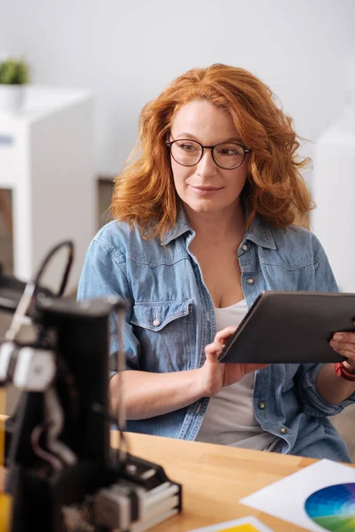 Angenehmer professioneller Designer mit Tablet — Stockfoto