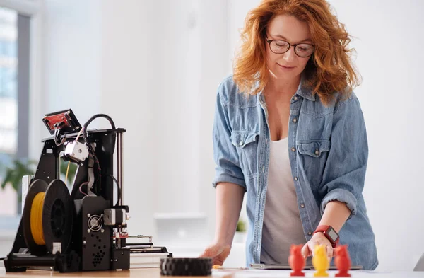 Tablet üzerinde çalışan güzel profesyonel tasarımcı