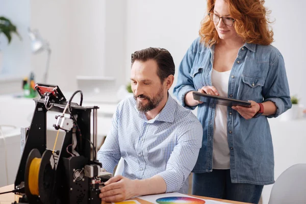 Onun iş arkadaşı duran neşeli güzel kadın
