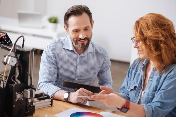 Fröhlicher glücklicher Mann, der mit seinem Kollegen zusammenarbeitet — Stockfoto