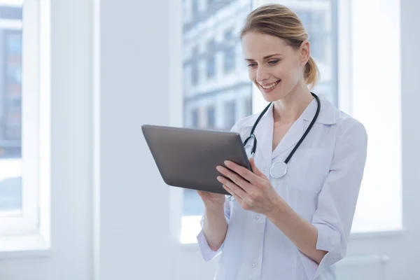 Médico involucrado usando dispositivo electrónico en el hospital — Foto de Stock