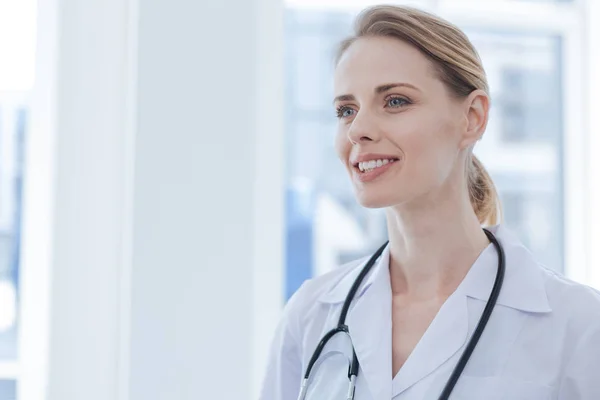 Radiologista positivo desfrutando de trabalho na clínica — Fotografia de Stock