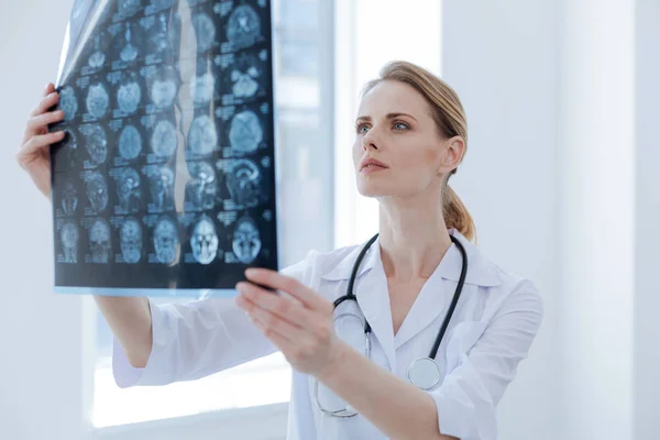 Radiólogo atento examinando rayos X en la clínica — Foto de Stock