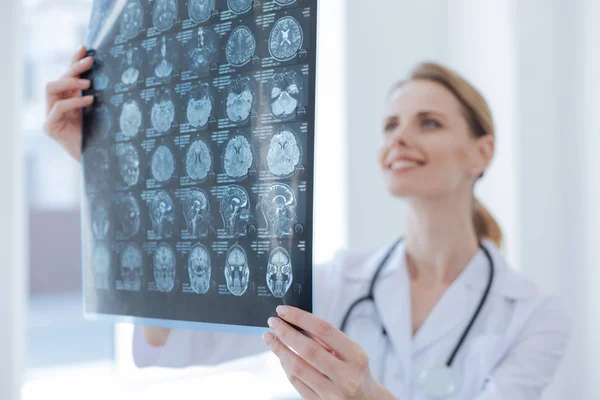 Alegre especialista médico examinando rayos X en el laboratorio — Foto de Stock