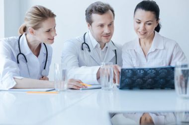 Karizmatik beyin cerrahı hastanede sorumlulukları zevk