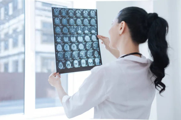 Blij radiologie specialist onderzoekt hersenen veranderingen op het werk — Stockfoto