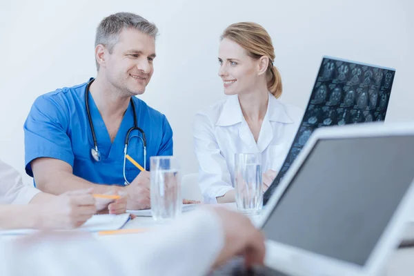 Sorridente colleghi medici godendo conversazione sul lavoro — Foto Stock