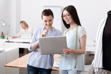 İki sevimli terziler laptop arıyorum