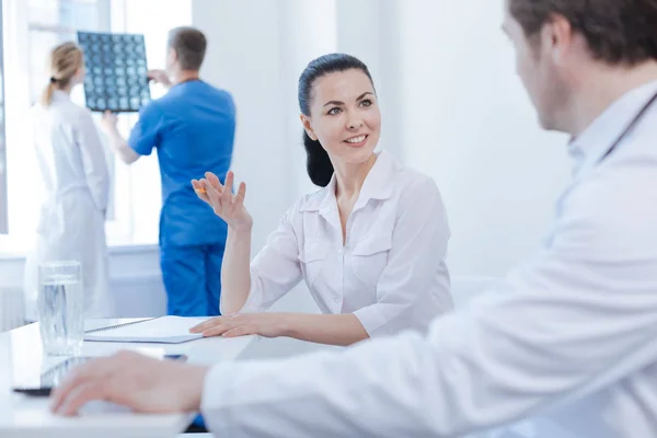 Terapeutas invasivos teniendo discusión profesional en el hospital — Foto de Stock