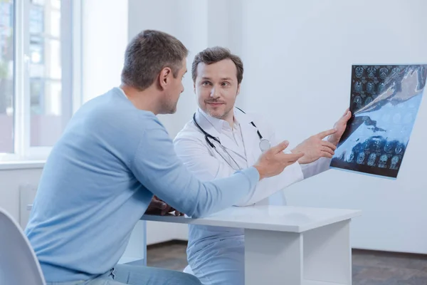 Paciente entusiasmado pedindo o profissional de consulta na clínica — Fotografia de Stock