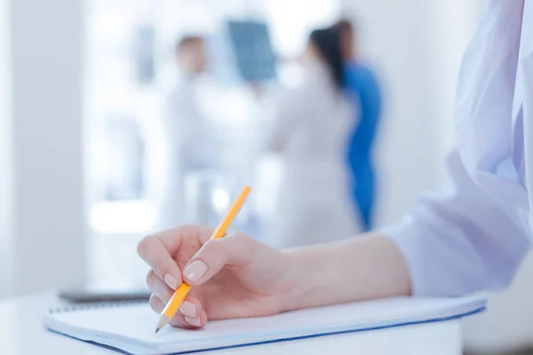 Medic taking notes in the clinic — Stock Photo, Image