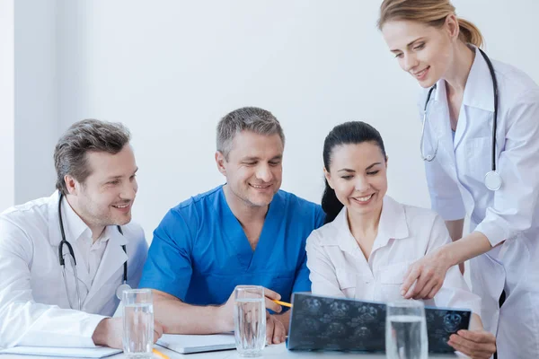 Neugierige Onkologen analysieren Röntgenbild in der Klinik — Stockfoto