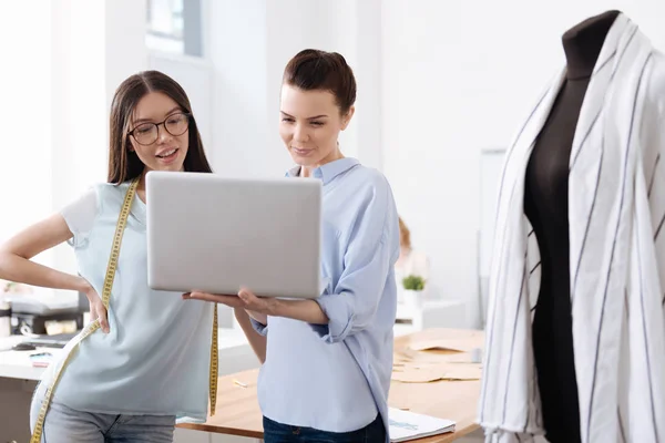 Encantadores jóvenes diseñadores que buscan nuevas ideas — Foto de Stock