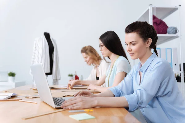 Tres mujeres sentadas seguidas y trabajando — Foto de Stock