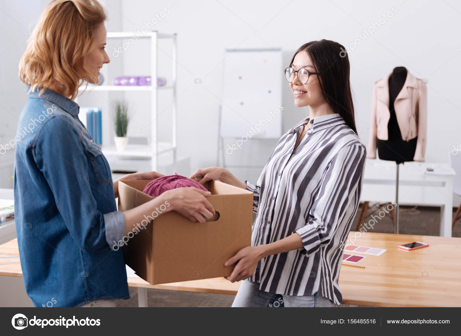veiligheid intern Zoek machine optimalisatie Aangename vrouw helpt haar collega te voeren een doos ⬇ Stockfoto,  rechtenvrije foto door © Dmyrto_Z #156485516