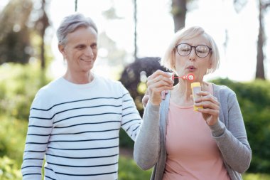 Şık emekliler parkta eğleniyor