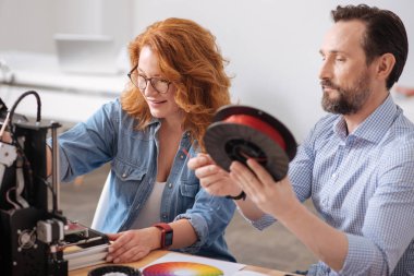 Pozitif profesyonel tasarımcılar takım içinde çalışma