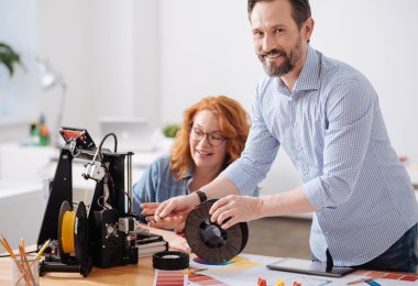 Sana bakarken neşeli yakışıklı Tasarımcısı