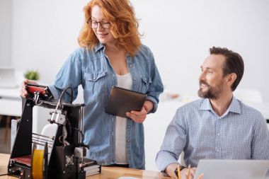 3d yazıcı ekrana bakarak mutlu profesyonel tasarımcı