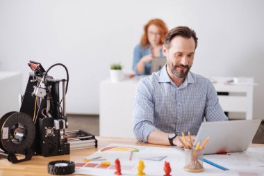 Neşeli mutlu adam yeni bir tasarım geliştirme