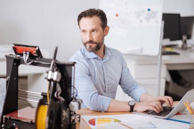 Yazarak hoş sakallı adam