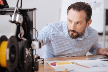 3D teknolojisiyle çalışan mutlu pozitif adam