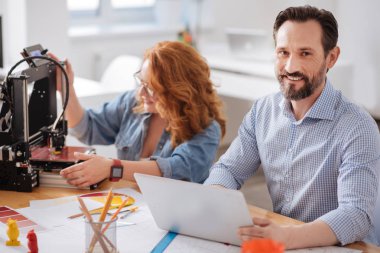 gülümseyerek mutlu bir yakışıklı adam