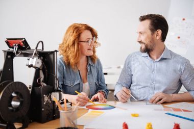 Birbirimizi mutlu pozitif iş arkadaşları