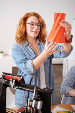 Bir 3d tutan olumlu güzel tasarımcı modeli baskılı