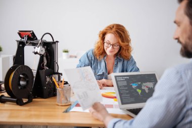 İstatistiki verileri analiz etmekten ciddi zor çalışan adam