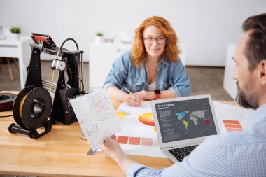 Bir çizim holding ciddi yakışıklı adam