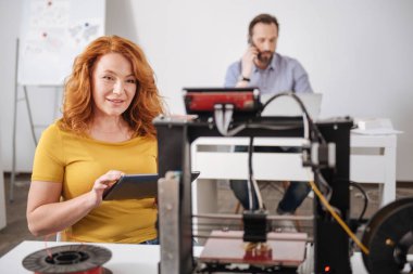 Profesyonel 3d teknolojisi ile tasarımcı ilgili deneyimli