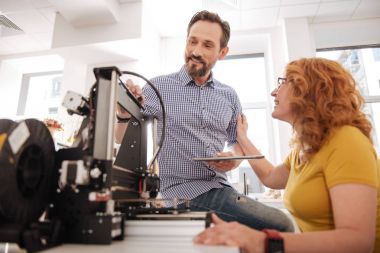 Masada oturan neşeli pozitif adam