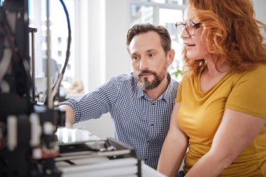 Birlikte oturan güzel ciddi tasarımcıları
