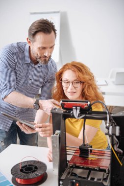 Yeni bir proje üzerinde çalışıyor keyifli profesyonel tasarımcılar