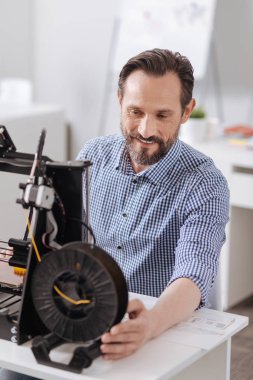 Onun ofisinde çalışan mutlu neşeli adam