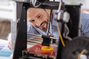 Onun çalışma sonucu hakkında mutlu olmak mutlu pozitif adam