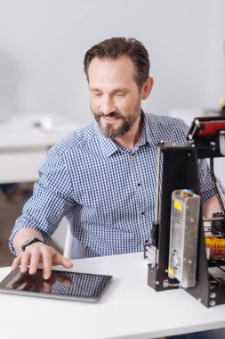 Tablet screen tuşuna basılmasıyla neşeli sakallı adam