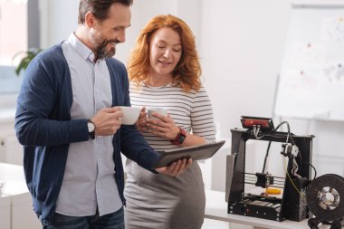 Hoş olumlu iş arkadaşlarınızla sohbet