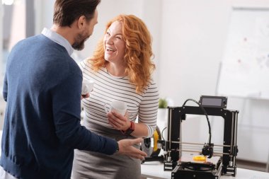 Olumlu mutlu meslektaşları gülüyor