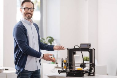 Memnun akıllı adam sunan bir 3d printerlere harcama maddeler