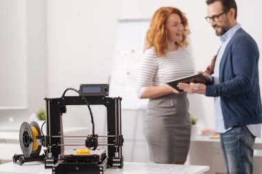 Profesyonel masanın üstünde duran 3d printerlere harcama maddeler