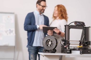 3d yazıcıya bağlı bir filament seçici odak