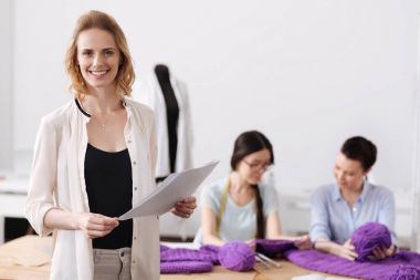 Muhteşem sarışın moda skeçler holding