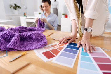 Çalışma tablosu üzerinde bir terzi narin eller