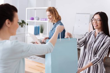 Atelier çalışan bir kadın için bir çanta geçen