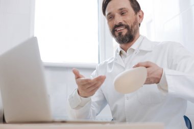 Canlı yetkili plastik cerrah onun hasta konuşuyor