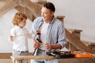 Mutlu baba küçük oğlunu arıyor